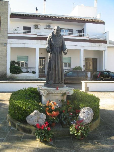 Rione di Caprarica - piazzetta Padre Pio da Pietralcina Rione di Caprarica - piazzetta Padre Pio da Pietralcina